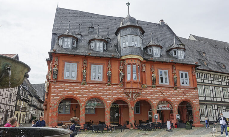 MittenimNorden.de Goslar Fachwerk mit Kunst und Kaiserring